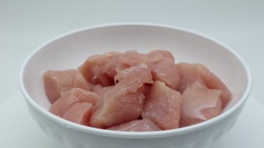 Beyaz bir tabakta çiğ hindi eti..