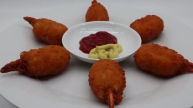 Ketçap ve hardal soslu fırında yengeç pençesi.