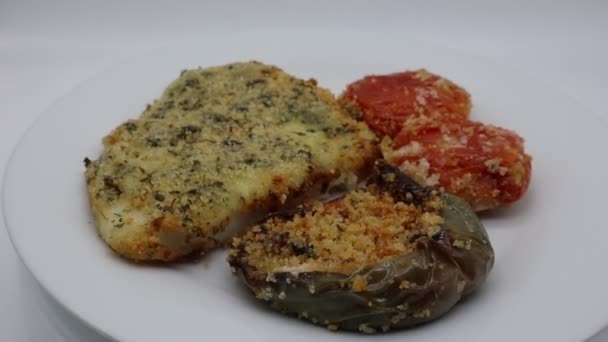 Gebackenes Heilbutt Filet Mit Gebackenem Gefülltem Paprika Und Gefüllten Tomaten — Stockvideo