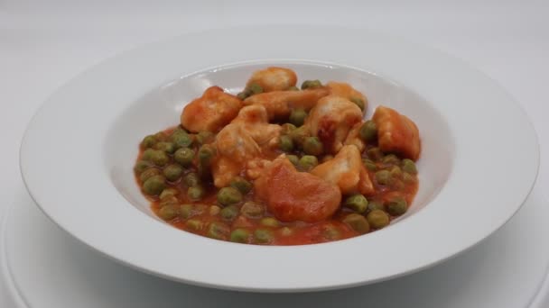 白皿の回転で緑のエンドウ豆とトルコのシチュー — ストック動画