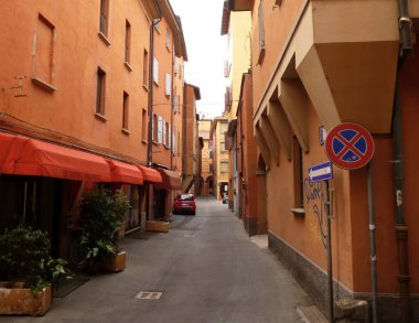 Covid-19 salgını sırasında Bologna 'nın boş sokakları. Bologna 'nın merkezinde eski bir sokak.