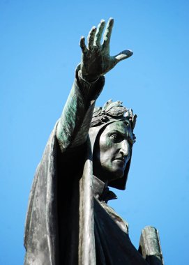 Trento 'daki Dante Alighieri' nin mermer anıtı. İtalya