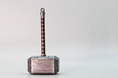 Thor 'un Çekici, Mjolnir, beyaz arka planda izole edilmiş. Efsanevi Thors çekici. Viking halkı için Gök Gürültüsü Tanrısı Thor. Mjolnir efsanevi bir Viking silahı. Metin için boş boşluk