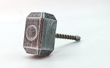 Thor 'un Çekici, Mjolnir, beyaz arka planda izole edilmiş. Efsanevi Thors çekici. Viking halkı için Gök Gürültüsü Tanrısı Thor. Mjolnir efsanevi bir Viking silahı. Metin için boş boşluk