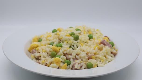 Ασιατικό Καντονέζικο Ρύζι Λευκό Πιάτο Που Απομονώνεται Λευκό Φόντο — Αρχείο Βίντεο