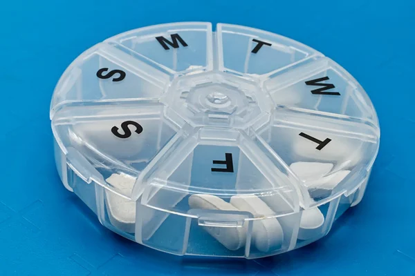 Tygodniowy Dozownik Leków Tabletki Pudełku Lekami Niebieskim Tle — Zdjęcie stockowe