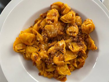Bolonez soslu Tortellini al ragu bolonez, parmesanlı reggiano peynirli..