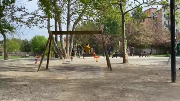 Kind Spielt Auf Schaukel Auf Dem Parkspielplatz — Stockvideo
