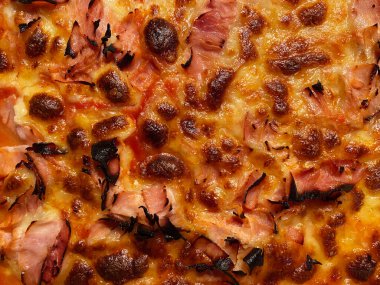 İtalyan pizza dokusu. Mozzarella ve jambon soslu pizzanın arkası..