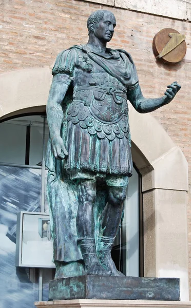 Berühmte Statue Von Caesar Auf Der Piazza Tre Martiri Rimini — Stockfoto