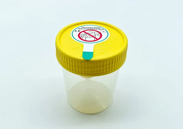 Plastový Obal Moč Žlutým Víčkem Izolovaným Bílém Pozadí Lékařský Test — Stock fotografie
