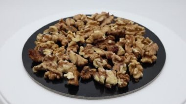 Bir sürü organik ceviz dönüyor. Kapalı sağlıklı cevizler.