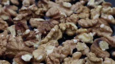 Bir sürü organik ceviz dönüyor. Kapalı sağlıklı cevizler.