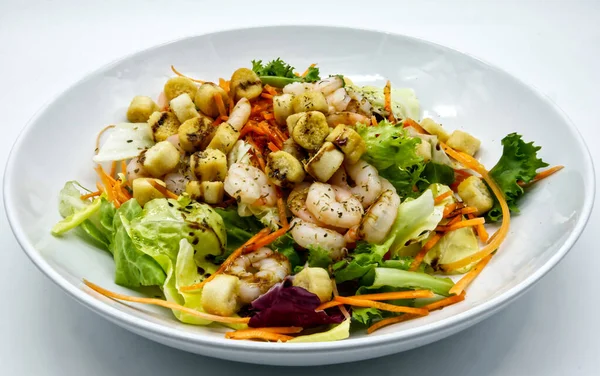 Insalata Gamberetti Freschi Con Lattuga Piatto Bianco — Foto Stock