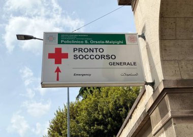 Bologna 'daki Pronto Soccorso (Acil Durum) Sant' Orsola-Malpighi Hastanesi tabela tahtası. İtalya