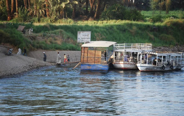 在尼罗河上停靠 埃及南部 尼罗河上的游轮 — 图库照片