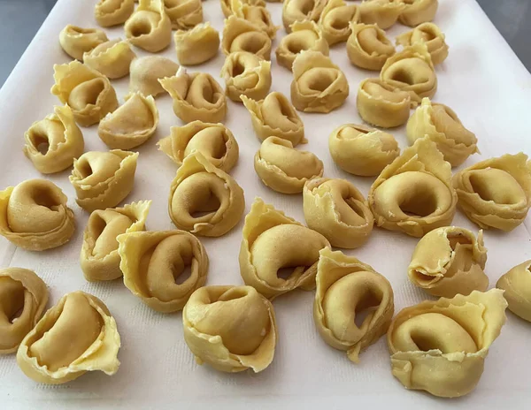 Rauwe Italiaanse Tortellini Dienblad Traditionele Italiaanse Pasta — Stockfoto