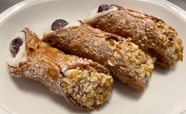 Tatlı Cannoli Sicilyalı, Sicilyalı Cannoli. Geleneksel Güney İtalya tatlıları. Tipik Sicilya tatlıları..
