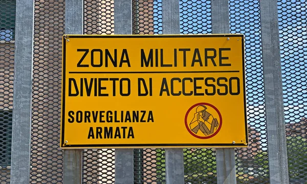 Zona Militar Italiana Con Signo Amarillo Zona Militar Sin Entrada —  Fotos de Stock