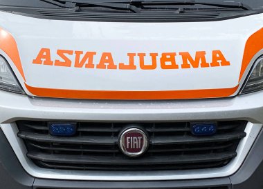 Tıbbi yardım için minibüs, İtalyanca ambulans anlamına gelen AMBULANZA metni. İtalya