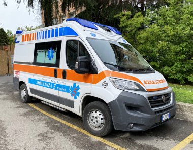 Ambulans Bologna Sant 'Orsola Hastanesi' nde beklemede. 118 Bolonya Soccorso (118 Bologna kurtarma ambulansı). İtalya