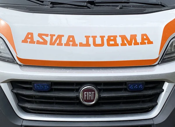Van Para Asistencia Médica Con Texto Ambulanza Que Significa Ambulancia —  Fotos de Stock