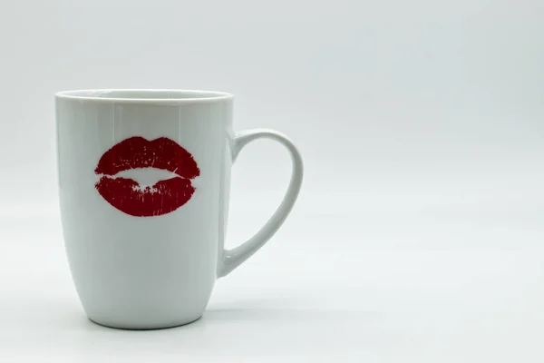 白い背景に隔離された赤い女性の唇で飾られた白いセラミックマグカップ 幸せな母親の日の概念 テキストのスペース — ストック写真
