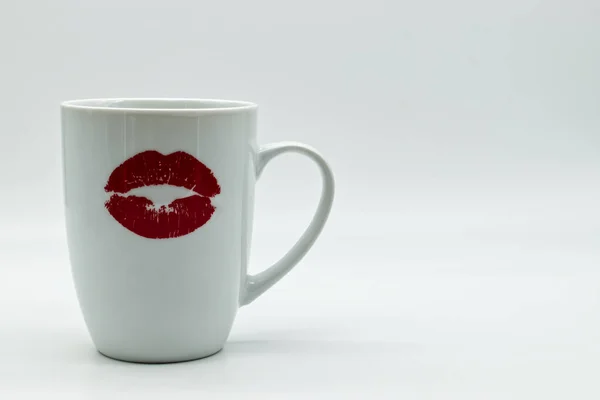 Tasse Céramique Blanche Décorée Lèvres Femelles Rouges Isolée Sur Fond — Photo