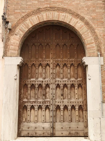 来自意大利的古老木门 中世纪石墙 — 图库照片