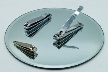 Yansıtıcı ekranda tırnak makası kümesi.