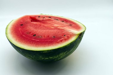 Beyaz arka planda izole edilmiş tatlı karpuz. Taze yaz meyvesi..
