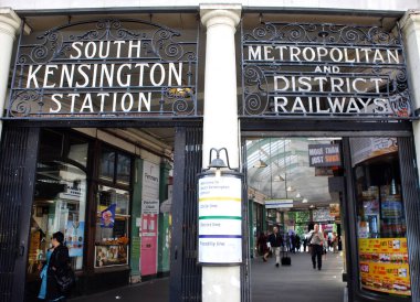Londra, İngiltere 'deki Güney Kensington Metro İstasyonu' nun ana girişi.