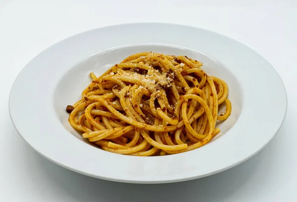 Rätt Med Italiensk Spaghetti Med Bolognese Ragu Och Parmigiano Reggiano — Stockfoto