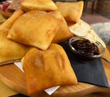 Gnocco fritto. Geleneksel İtalyan Emilia Romagna bölgesi aperatifi, kızarmış hamurla yapılan ekmeğin yerine. İtalya