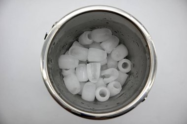 Buz küpleri beyaz zemin üzerinde izole buz sepeti