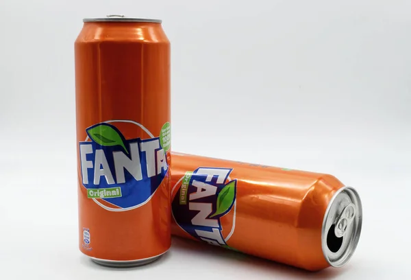 Bologna Italië Juli 2021 Blikken Fanta Soda Geïsoleerd Witte Achtergrond — Stockfoto