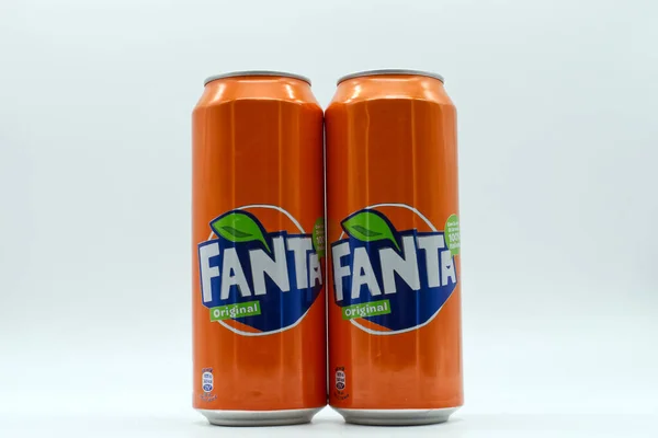 Bologna Italië Juli 2021 Blikken Fanta Soda Geïsoleerd Witte Achtergrond — Stockfoto