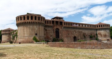 Imola 'daki ortaçağ Rocca Sforzesca' sı. Imola Kalesi. Bolonya, İtalya