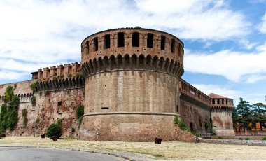 Imola 'daki ortaçağ Rocca Sforzesca' sı. Imola Kalesi. Bolonya, İtalya