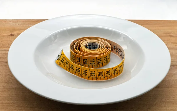 Gelbes Maßband Leerem Weißen Teller Ernährungs Und Gewichtsreduktionskonzept — Stockfoto