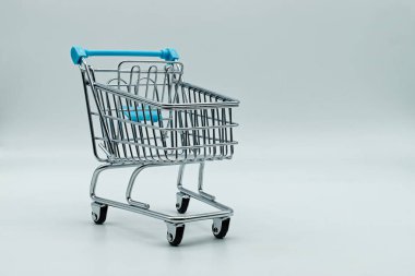 Boş alışveriş arabası beyaz arkaplanda izole edildi.