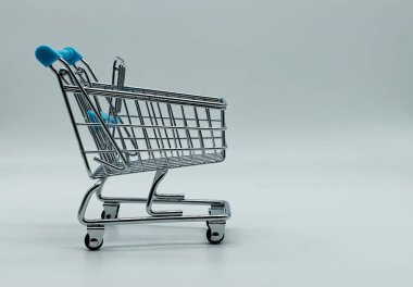 Boş alışveriş arabası beyaz arkaplanda izole edildi.