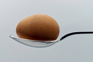 Beyaz arka planda izole edilmiş kaşıkta yumurta