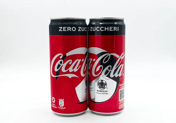 Bologna Italië Juli 2021 Twee Blikken Coca Cola Geïsoleerd Witte — Stockfoto