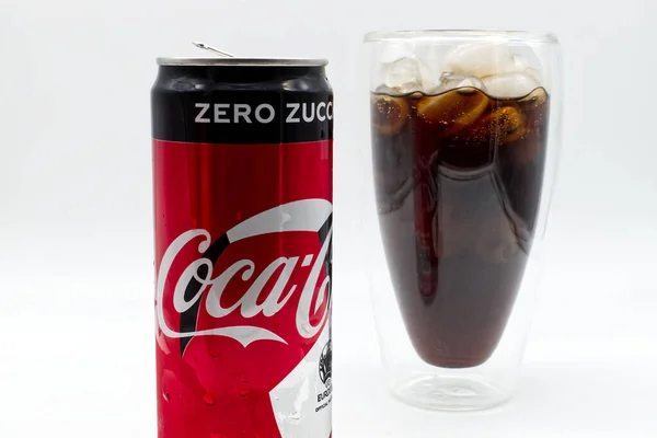 Bologna Talya Temmuz 2021 Can Coca Cola Buzlu Bir Bardak — Stok fotoğraf