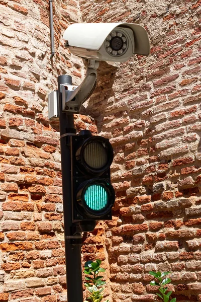 现场入口交通信号灯与摄像头 Cittadella Padova 意大利 — 图库照片