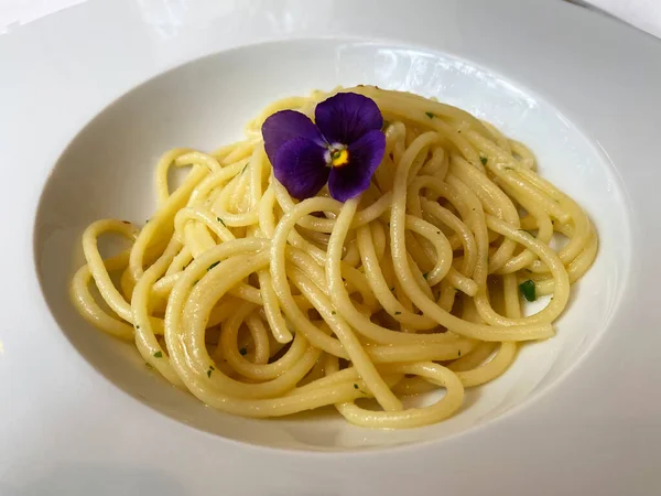 Yeni sarımsaklı spagetti, tepelerden zeytinyağı ve biber. İtalyan mutfağı