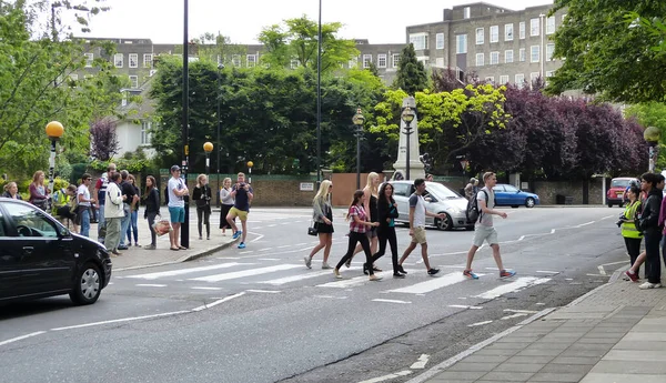 London England June 2014 Tourist Walk Pedestrian Crossing Abbey Road — Stock Photo, Image