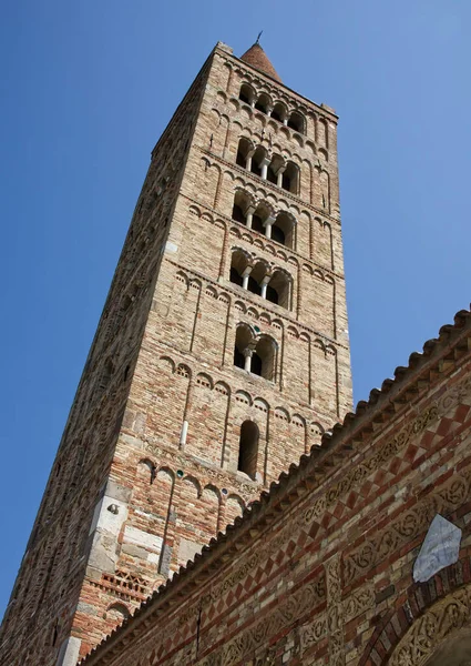 波姆波萨修道院 Abbazia Pomposa 的罗马式钟楼位于费拉拉的科迪戈罗 庞波萨修道院是意大利北部最重要的中世纪修道院之一 — 图库照片