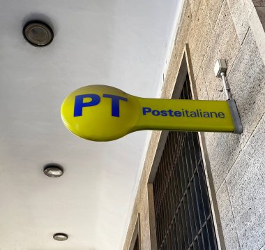 Bologna - İtalya - 26 Haziran 2021: Poste Italiane Office işareti. İtalyan Posta İşareti.